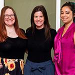 三位来自《满帆》的女性获得了今年的游戏奖提名，她们站在一起，对着镜头微笑.