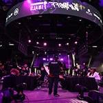 OG官网奥兰多健康堡垒电子竞技场馆的主舞台和大屏幕上显示着Jump Off的紫色和白色品牌，而竞争对手则在游戏站对峙.